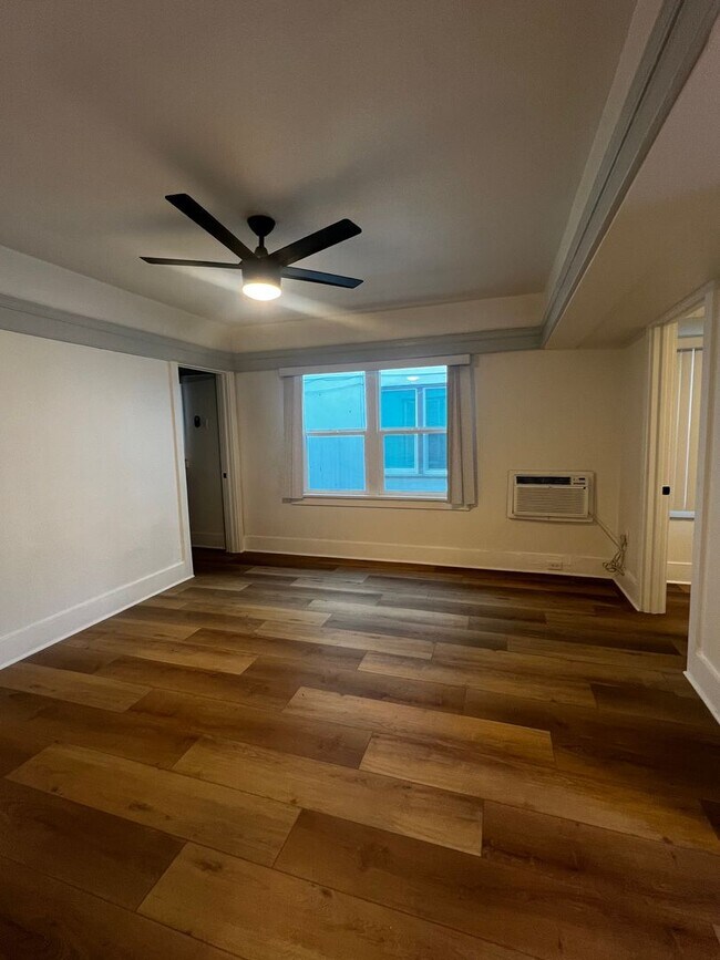 Building Photo - MOVE IN SPECIAL - Modern DTLB living with ...