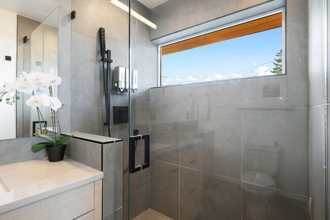 Building Photo - 4510 1st Ave NE