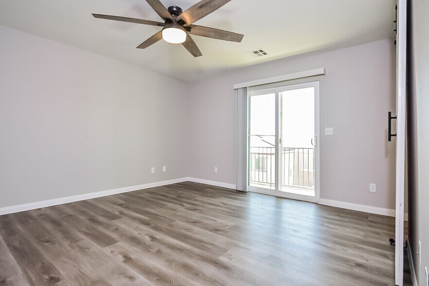 Building Photo - 10541 W Gilmore Ave