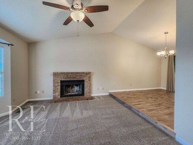 Building Photo - Spacious Tri-Level in East Bremerton | Cor...