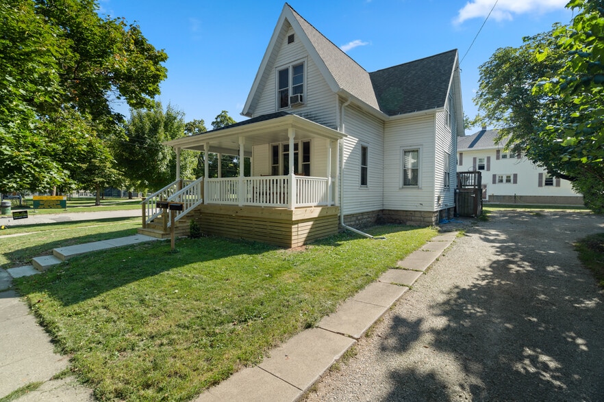 Building Photo - 1028 Porlier St