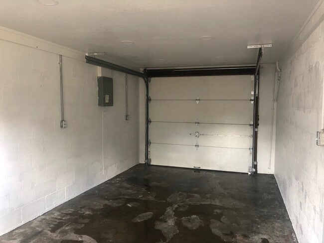 Building Photo - 3-Bedroom 1-Bath (A/C) Private Back Yard - Garage $1,875 (Albany)