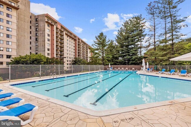 Building Photo - 3800 Powell Ln