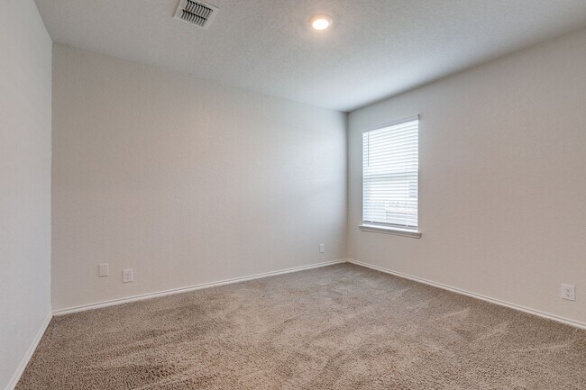 Building Photo - BEAUTIFUL 3-BEDROOM D.R. HORTON HOME IN RE...