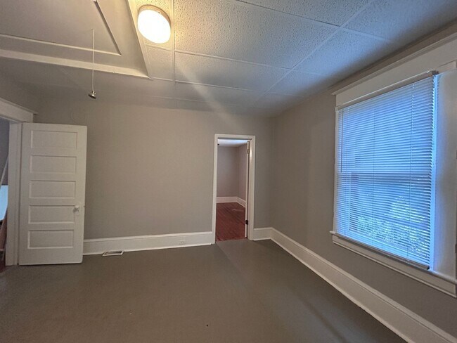 Building Photo - Spacious 3 BR home, Minutes to Medical Cen...