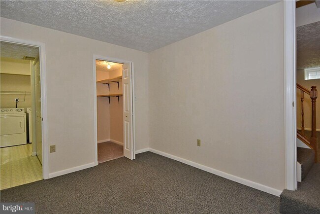 Building Photo - 5 Sanders Ct