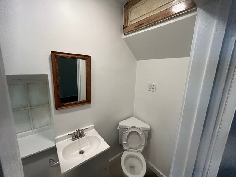 Ensuite Bathroom - 1520 Harvey Ln
