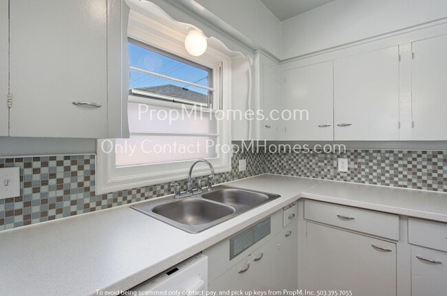 Building Photo - Delightful Two Bedroom Duplex In SE Portland - Fenced Yard!
