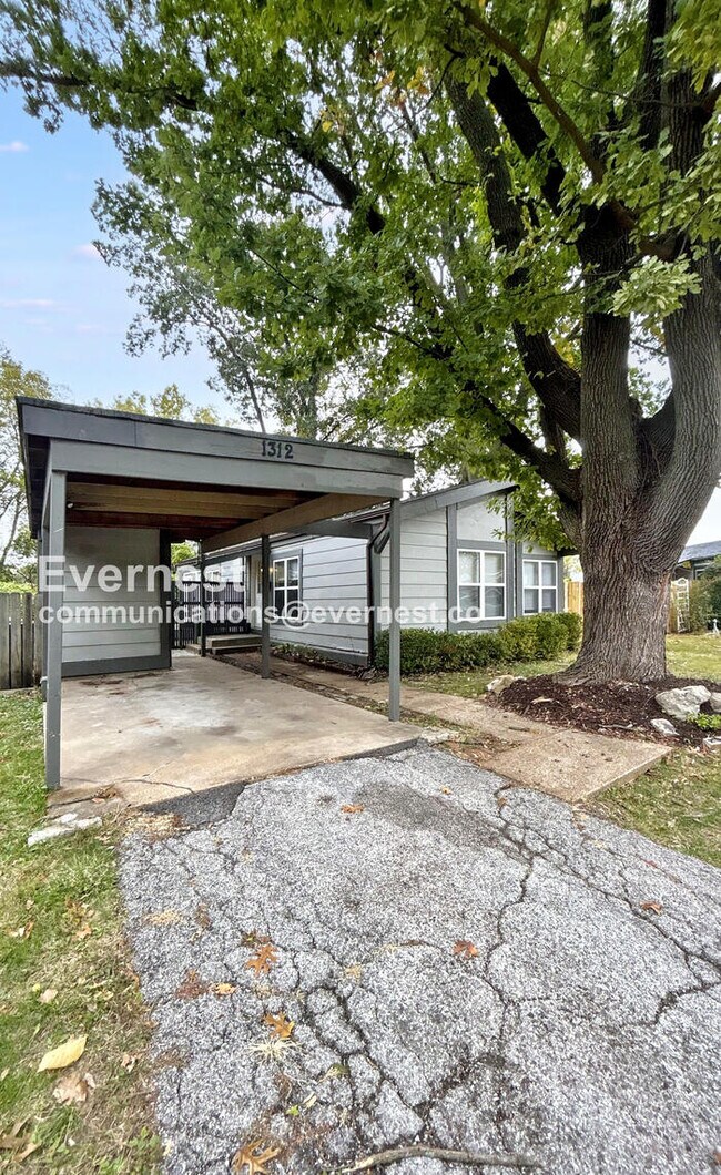 Building Photo - 3 Bed, 2 Bath Home with Carport / Pet-Frie...