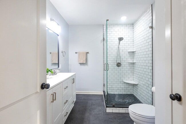 Building Photo - 2014 Golf Terrace Dr