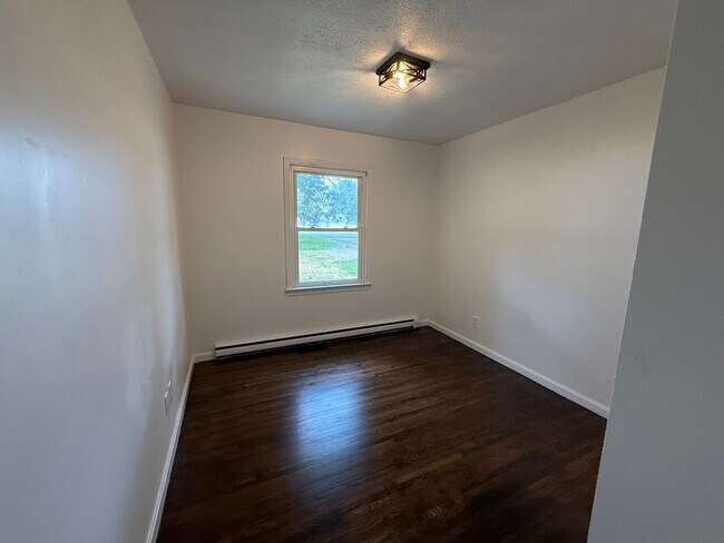 Building Photo - 3 Bed/1.5 Bath House