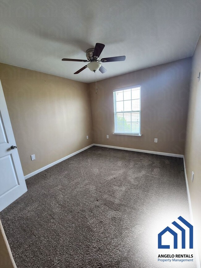 Building Photo - Spacious 3 bedroom 2 bath home COMING SOON!