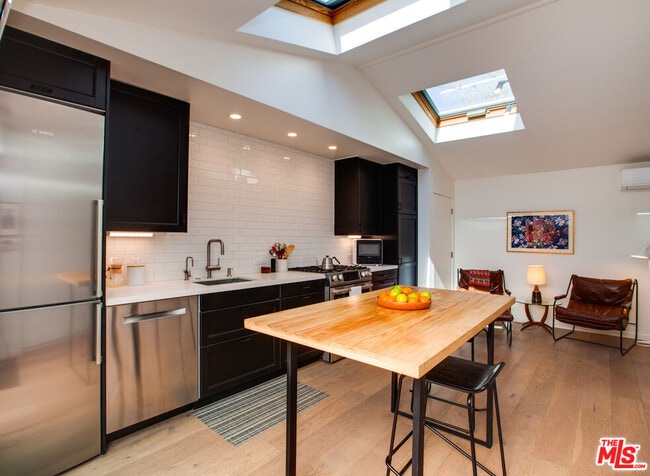 Building Photo - 927 1/2 Victoria Ave