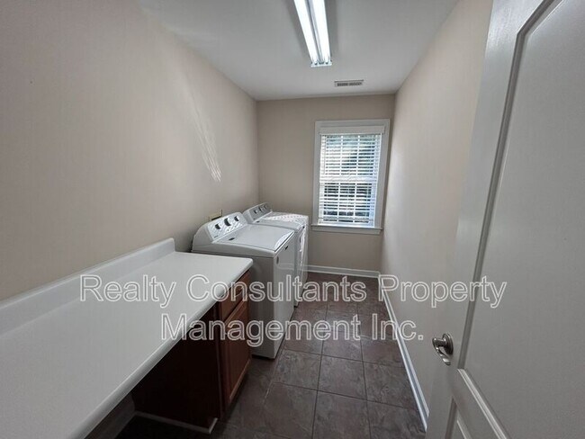Building Photo - 4540 Pebble Lake Dr