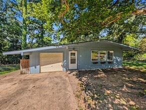 Building Photo - 16 Evesham Ln