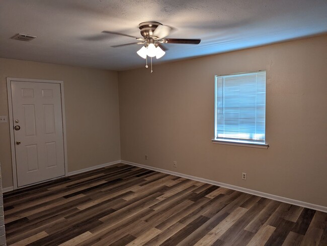 Building Photo - Updated 4 Bedroom, 2 Bath Home in Whitehou...