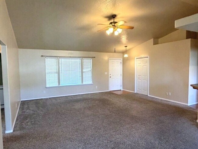 Building Photo - Beautiful and spacious 3 bed 2 bath home in Meridian just off Ten Mile and W Pine Ave