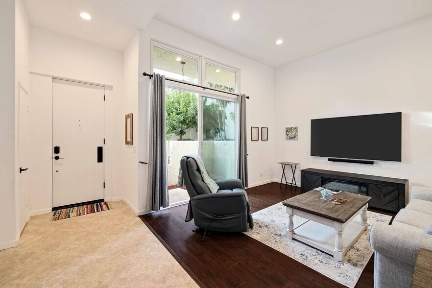 Building Photo - 255 Valley Dr