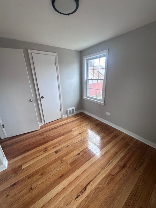 Building Photo - Midway 3 bedroom 2 bathroom House