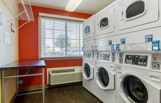 Building Photo - Furnished Studio-Phoenix - Airport - Tempe