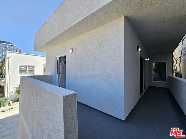Building Photo - 2826 3/4-2824 Leeward Ave