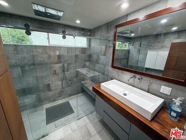 Building Photo - 5757 Vesper Ave