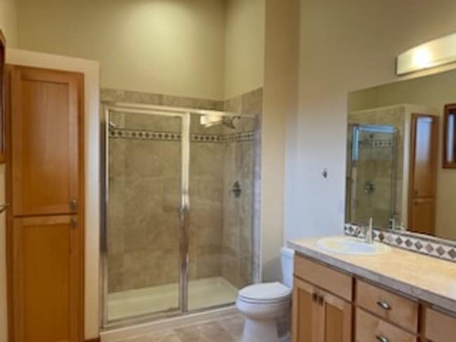 Building Photo - AUGUST RENT FREE with LIMITED SHOWINGS AVAILABLE on July 25th! - Gorgeous Townhome Style Condomin...