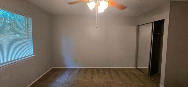 Building Photo - Available Now! 2 Bedroom 1.5 Bath Townhome...