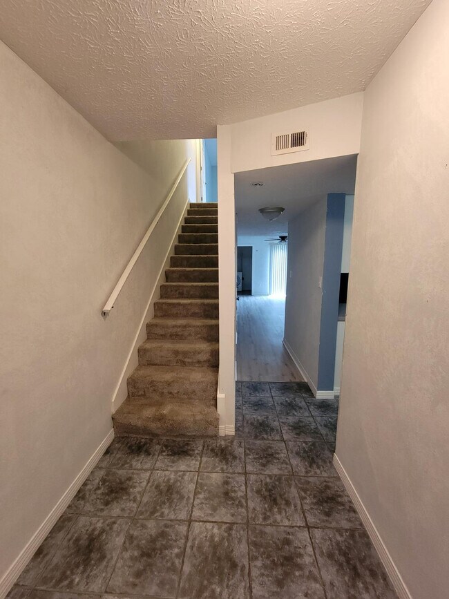 Building Photo - 2415 Suwanee Ln