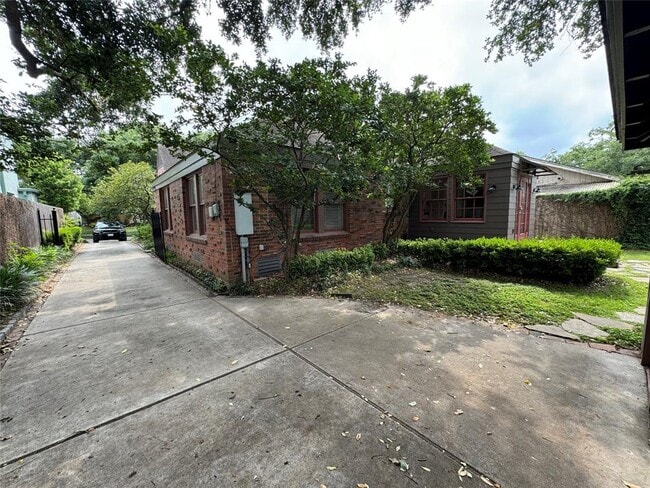 Building Photo - 1616 Banks St