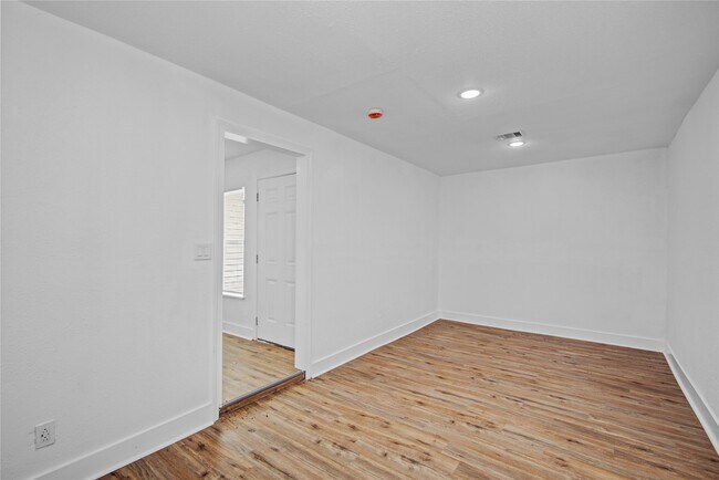 Building Photo - 1203 W 6th St