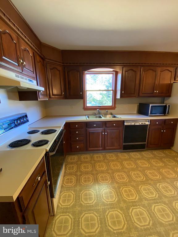 Building Photo - 11 Creeks Edge Rd