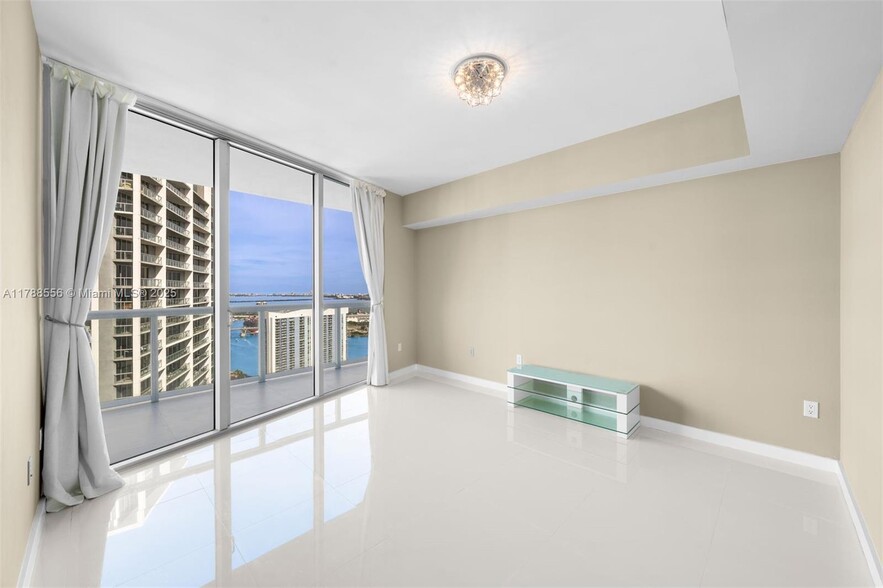 Building Photo - 495 Brickell Ave