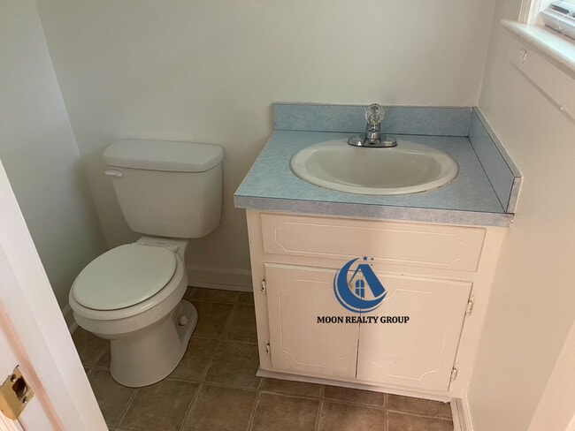 Building Photo - 710 E Chestnut St