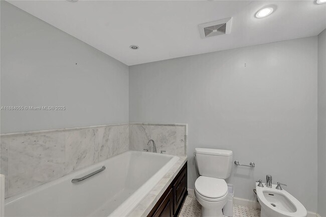 Building Photo - 5415 Collins Ave