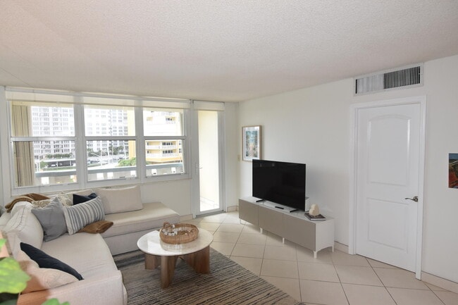 Building Photo - 305 N Pompano Beach Blvd