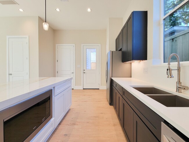 Building Photo - 5613 Leonard St