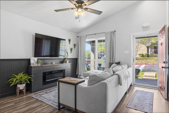 Building Photo - 1015 E Yager Ln