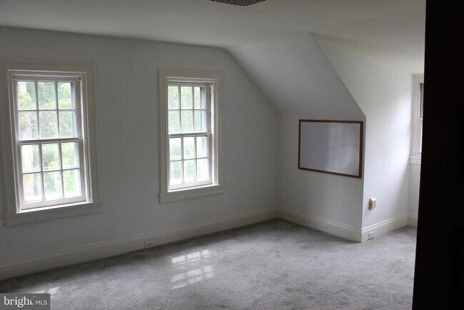 Building Photo - 490 Bancroft Rd