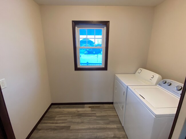 Building Photo - 906 Taft St S