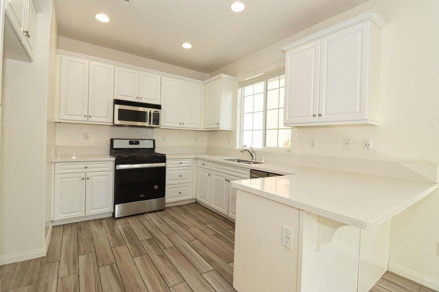 Stove - 8630 Cava Dr