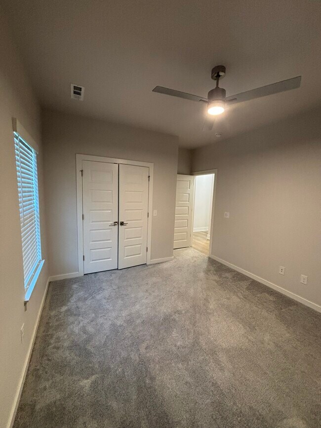 Building Photo - 3812 SW Pinecrest Dr