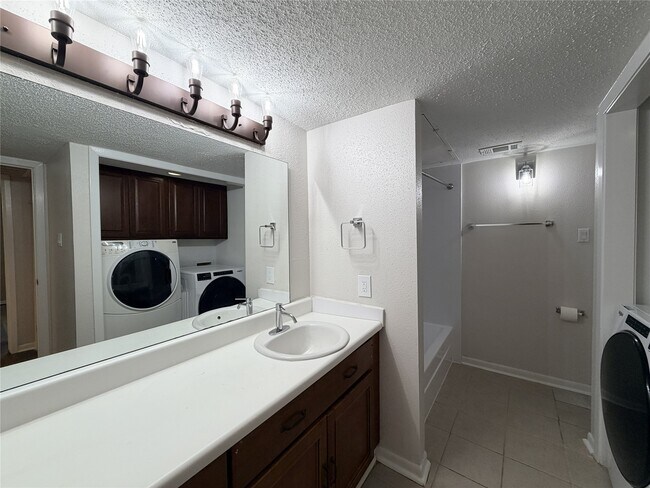 Building Photo - 3045 Walnut Bend Ln