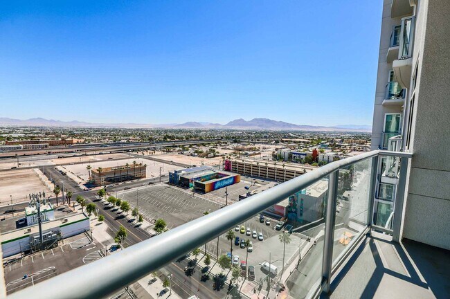 Building Photo - GORGEOUS DOWNTOWN HIGHRISE CONDO FOR LEASE!