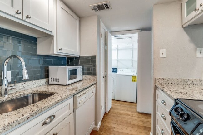 Building Photo - Modern One Bedroom Apartment in North Oak Lawn!
