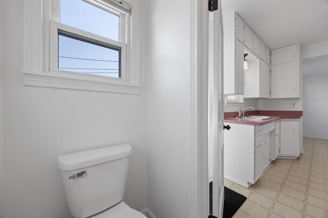 Building Photo - Well Cared for Single Family Home in Conve...