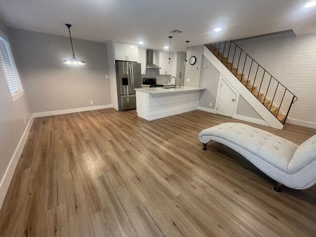 Building Photo - Beautifully Updated Townhouse in Madison V...