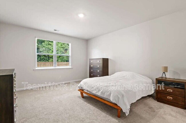 Building Photo - 643 Silver Spruce St