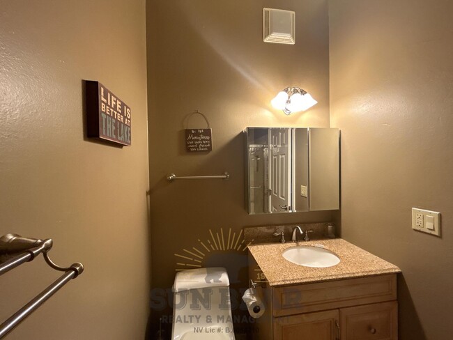 Building Photo - 3 Bedroom - Great Location!