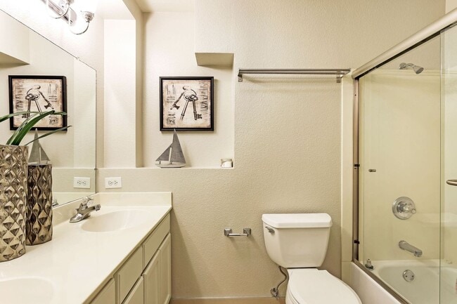 Building Photo - Gorgeous Spacious TownHome in Downtown Mou...